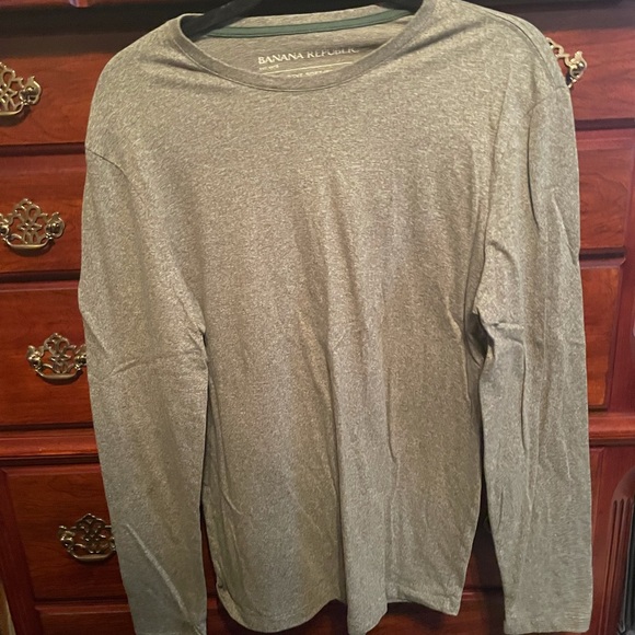 Men’s green long sleeve banana republic t shirt in green.
